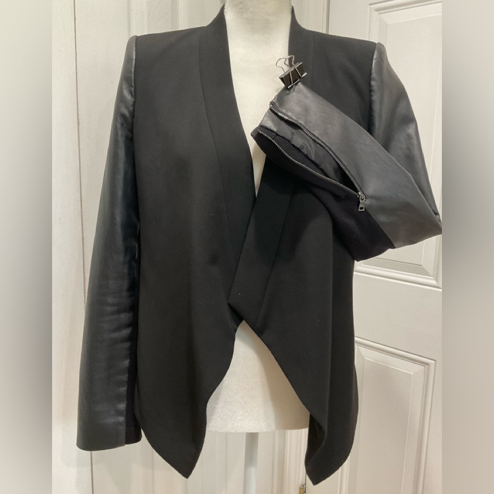 🍏BcbgMaxAzria Black Fake Leather Sleeves Elong.Front Fitted Cardigan, S…